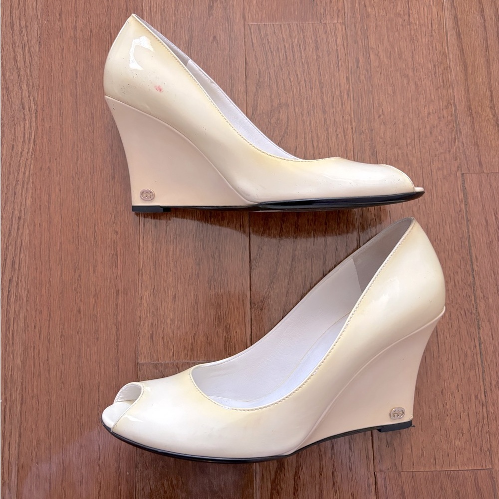 Gucci authentic Patent Leather ivory peep toe wedges size 7.5